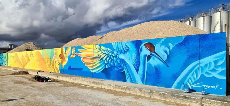 Fresque murale colorée à l’aéroport d’Orly, réalisée avec de la peinture aérosol, un exemple d’art public.